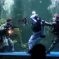 Penyelam mementaskan drama teatrikal yang bertajuk "Semangat perjuangan" di akuarium utama Sea World, Ancol, Jakarta, Selasa (10/11/2020). Pertunjukan dengan latar belakang Pertempuran Surabaya itu digelar pada 7-10 November untuk memperingati Hari Pahlawan Nasional. (Liputan6.com/Johan Tallo)