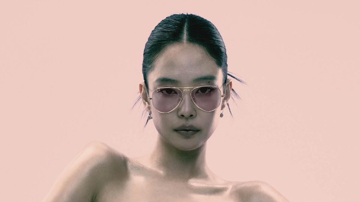 Saat Jennie BLACKPINK Memilih Warna Ruby, Ray-Ban x Transitions Perkenalkan Lensa Berwarna Dinamis ke Indonesia