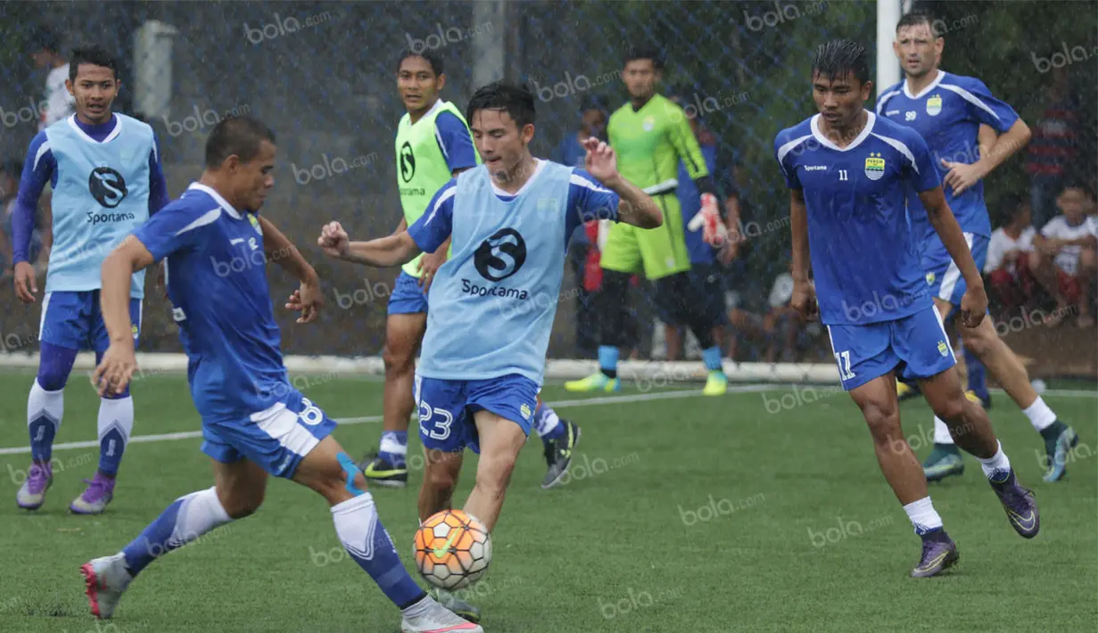 Gelandang Persib, Kim Kurniawan, berebut bola dengan Tantan, saat latihan di Lapangan Progresif, Bandung, Senin (3/5/2016). (Bola.com/Vitalis Yogi Trisna)