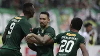 Gelandang Persebaya Surabaya, Damian Lizio, merayakan gol yang dicetaknya ke gawang Arema FC pada laga final Piala Presiden 2019 di Stadion Gelora Bung Tomo, Surabaya, Selasa (9/4). Kedua tim bermain imbang 2-2. (Bola.com/Yoppy Renato)