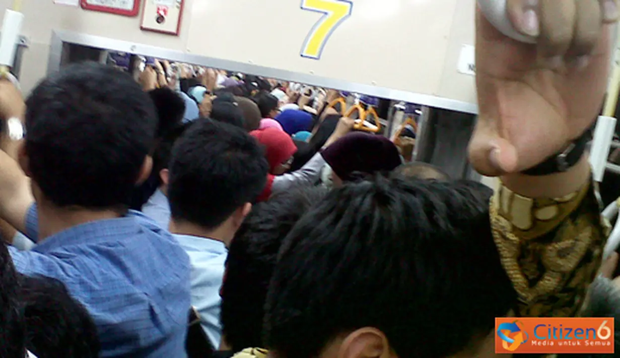 Citizen6, Jakarta: Suasana di dalam gerbong KRL Jabotabek. Penumpang sering merasa kecewa karena jadwal kedatangan dan keberangkatan kereta sering tidak tepat waktu. (Pengirim: Tere)
