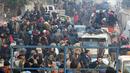 Warga Aleppo berkumpul dan menunggu untuk dievakuasi dari sektor yang dikuasai pemberontak Aleppo timur, Suriah (16/12). (REUTERS / Abdalrhman Ismail)