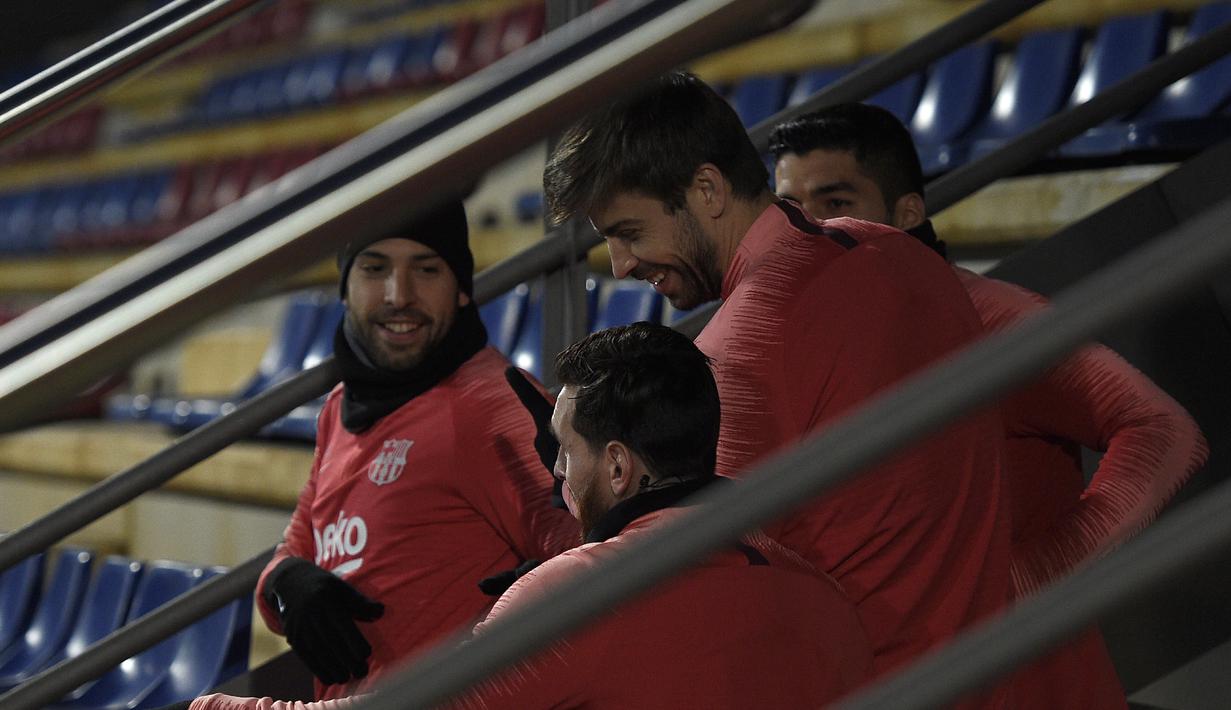 Keceriaan suasana latihan Barcelona jelang laga lanjutan grup B Liga Champions yang berlangsung di stadion Camp Nou, Spanyol, Rabu (12/12). El Barca akan ditantang Tottenham Hotspur yang membutuhkan kemenangan. (AFP/Lluis Gene)