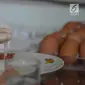 Petugas BPMSPH menguji telur ayam di Pasar Johar Baru, Jakarta, Selasa (27/3). Sebelumnya, viral di media sosial video telur palsu berada di pasar tersebut. Namun, setelah diuji, telur tersebut memiliki kualitas paling bagus. (Merdeka.com/Imam Buhori)