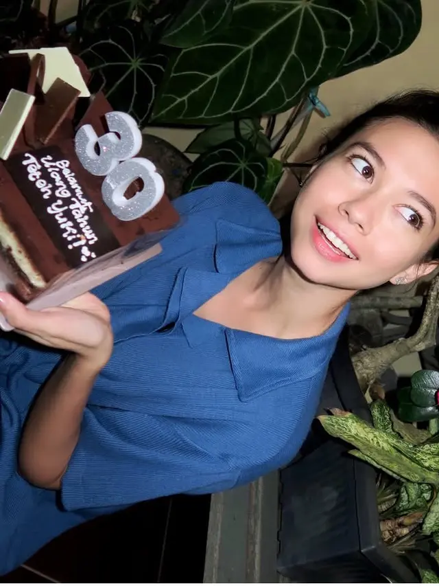 Wajah Natural nan Glowing Yuki Kato di Ulang Tahun ke-30. [@yukikt]