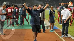 Pelatih Timnas U19, Indra Sjafri mengacungkan dua jempol dan larut dalam selebrasi kemenangan (Liputan6.com/Helmi Fithriansyah) 