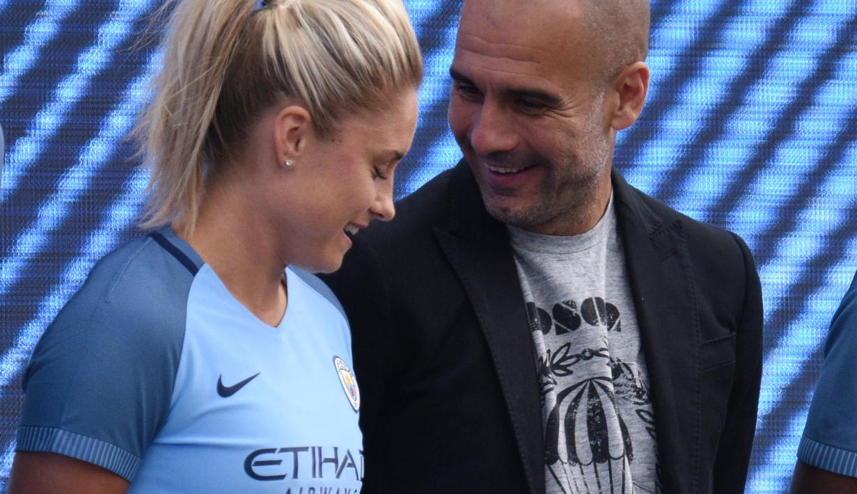 Pep Guardiola berbincang dengan pemain wanita Manchester City Football Club, Izzy Christiansen saat perkenalan dirinya sebagai pelatih di City Football Academy, Manchester, (3/7/2016). (AFP/Oli Scarf)