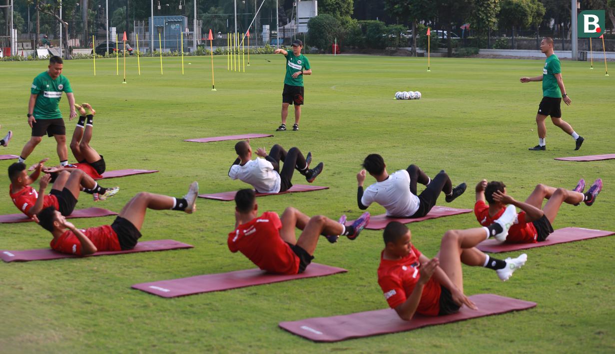 Pelatih Timnas Indonesia U-23, Shin Tae-yong memberikan arahan saat melakukan latihan perdana menjelang Piala AFF U-23 yang berlangsung di Lapangan A, Senayan, Jakarta, Kamis (10/08/2023). (Bola.com/Bagaskara Lazuardi)