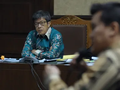 Mantan Dirut PT Quadra Solutions, Anang S Sudihardjo (kiri) pada sidang lanjutan dugaan korupsi pengadaan E-KTP di Pengadlian Tipikor, Jakarta, Kamis (12/4). Sidang mendengar keterangan saksi, salah satunya Andi Narogong. (Liputan6.com/Helmi Fithriansyah)