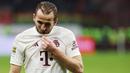Pemain Bayern Munchen, Harry Kane, tampak kecewa setelah ditaklukkan Eintracht Frankfurt pada laga pekan ke-13 Liga Jerman 2023/2024 di Stadion Deutsche Bank Park, Sabtu (9/12/2023). Ini adalah kekalahan pertama Bayern Munchen di Bundesliga musim ini. (AFP/Daniel Roland)