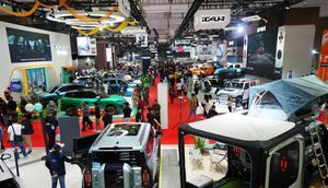 Pengunjung melihat-lihat kendaraan selama Pameran Otomotif Internasional Indonesia di Jakarta, Sabtu 7 Februari 2026. Ajang Indonesia International Motor Show (IIMS) 2026 menjadi etalase peluncuran berbagai kendaraan baru di pasar otomotif nasional. (AP Photo/Tatan Syuflana)