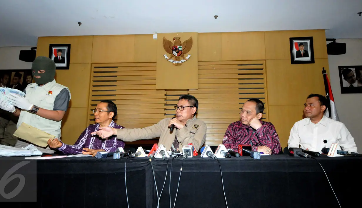 Pimpinan KPK, Johan Budi (tengah) memberikan keterangan pers terkait uang hasil Operasi Tangkap Tangan (OTT) anggota DPR RI dari Partai Hanura, Dewie Yasin Limpo di Gedung KPK, Jakarta, Rabu (21/10/2015). (Liputan6.com/Helmi Afandi)
