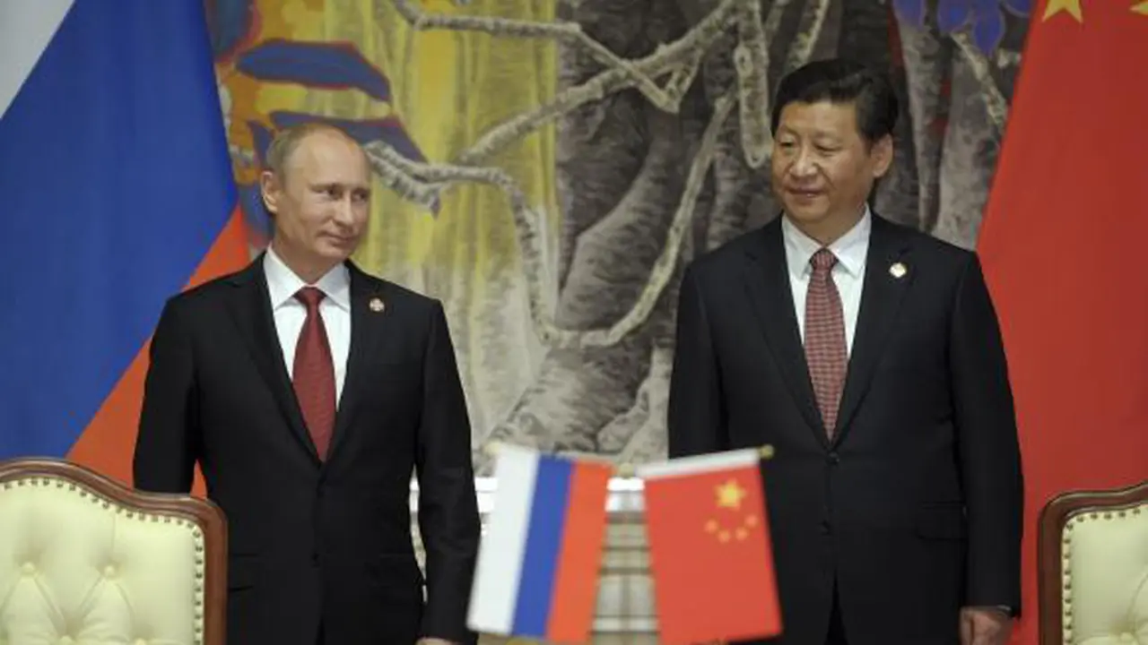 Presiden Rusia Vladimir Putin dan Presiden China Xi Jinping menghadiri upacara penandatanganan jual beli gas.