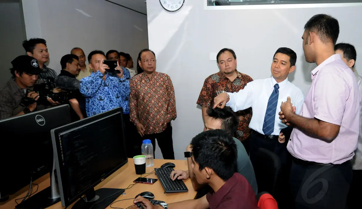 Menteri Pendayagunaan Aparatur Negara dan Reformasi Birokrasi (MenPAN-RB), Yuddy Chrisnandi (kedua dari kanan) berdiskusi dengan tim IT Liputan6.com di ruang redaksi Liputan6.com, Jakarta, Senin (10/11/2014). (Liputan6.com/Helmi Fithriansyah) 