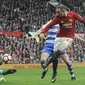 Aksi pemain Manchester United, Wayne Rooney (kanan) saat mencetak gol ke gawang Reading yang dikawal kiper Ali Al-Habsi pada laga Piala FA di Old Trafford, (7/1/2017). Setan Merah menang 4-0. (AP/Rui Vieira)