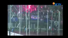 Pendukung Persib turun ke lapangan & ricuh, karena tak terima timnya kalah saat bertanding melawan Bhayangkara FC