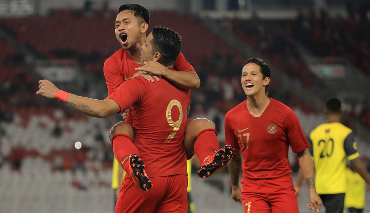 Para pemain Timnas Indonesia merayakan gol yang dicetak Beto Goncalves ke gawang Vanuatu ada laga persahabatan di SUGBK, Jakarta, Sabtu (15/6). Indonesia menang 6-0 atas Vanuatu. (Bola.com/Yoppy Renato)
