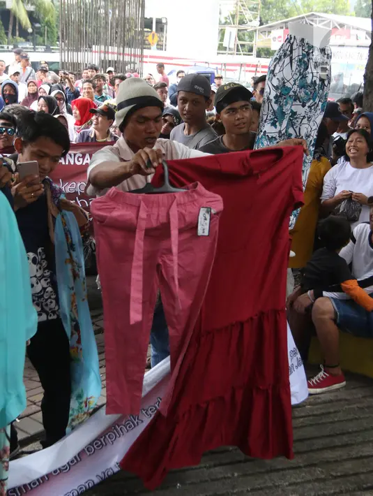 Pedagang kaki lima (PKL) menggelar unjuk rasa di depan kantor Ombudsman, Jakarta, Selasa (3/4). Para pendemo yang mengaku PKL Tanah Abang tersebut meletakkan baju, daster, dan celana di pintu gerbang Ombudsman. (Liputan6.com/Arya Manggala)