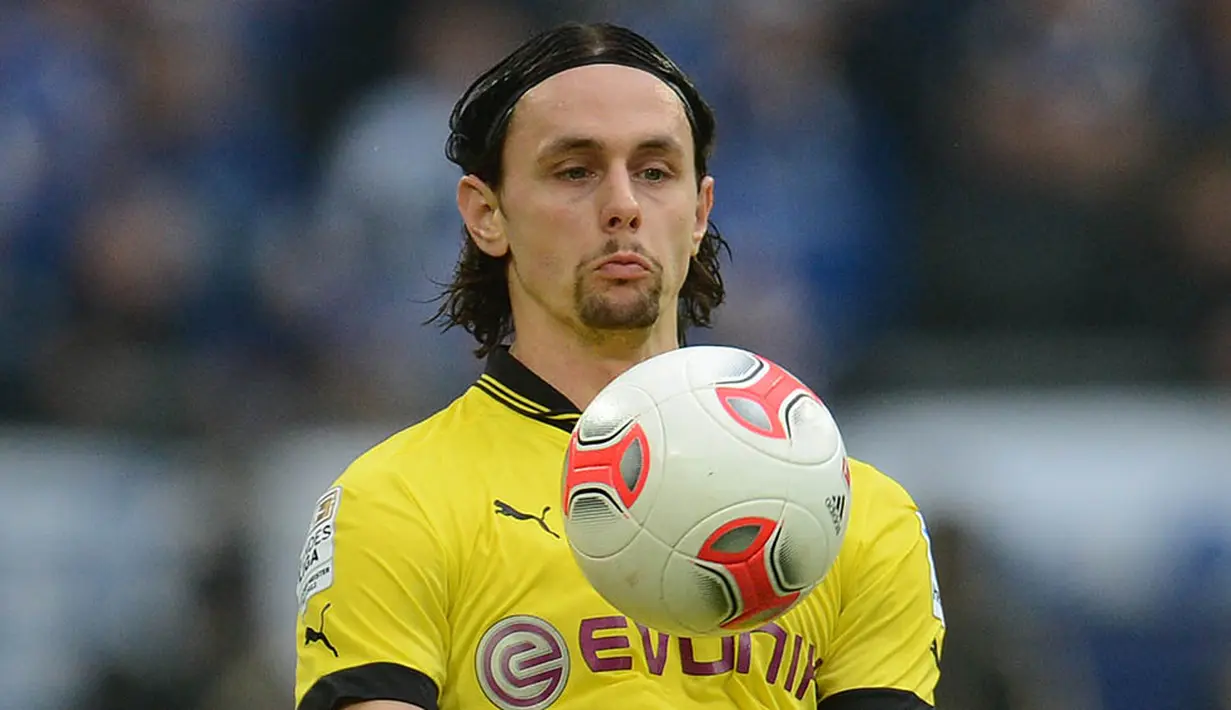 9. Neven Subotic - Dirinya merupakan pemain pertama yang didatangkan oleh Jurgen Klopp di Dortmund. Meski hanya dengan harga 3,15 juta poundsterling namun dirinya mampu menjaga lini belakang Die Borussen dengan sangat baik. (AFP/Patrik Stollarz)