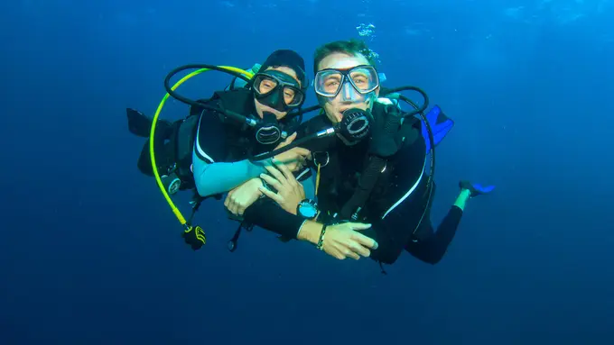 Ilustrasi menyelam bersama pasangan