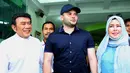 Penyanyi Ridho Rhoma menghirup udara bebas setelah 10 bulan mendekam di penjara dan menjalani rehabilitasi terkait narkoba. Anak penyanyi dangdut senior itu keluar dari Rumah Sakit Ketergantungan Obat (RSKO) pada Kamis (25/1). (Nurwahyunan/Bintang.com)