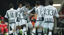 Gelandang Juventus, Paul Pogba melakukan selebrasi bersama rekan-rekannya usai mencetak gol kegawang Bayern Muenchen pada leg kedua 16 besar liga champions di Stadion Allianz Arena, Jerman, Kamis (17/3). (AFP/ODD ANDERSEN)