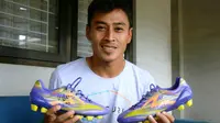 Samsul Arif menyumbangkan sepatu bersejarahnya untuk membantu korban tabrak lari bobotoh cilik. (Bola.com/Erwin Snaz)