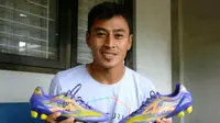 Samsul Arif menyumbangkan sepatu bersejarahnya untuk membantu korban tabrak lari bobotoh cilik. (Bola.com/Erwin Snaz)
