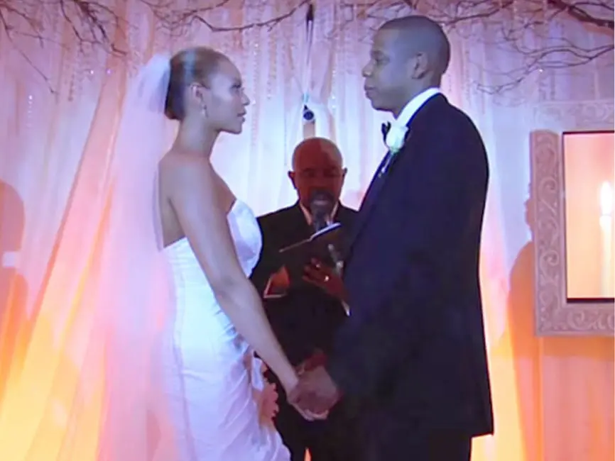 Kebahagian sedang berpihak pada Beyonce dan Jay Z. Selain menunggu kelahiran anak ke-2, pasangan ini juga merayakan ulang tahun pernikahannya yang ke-9. (doc.usmagazine.com)