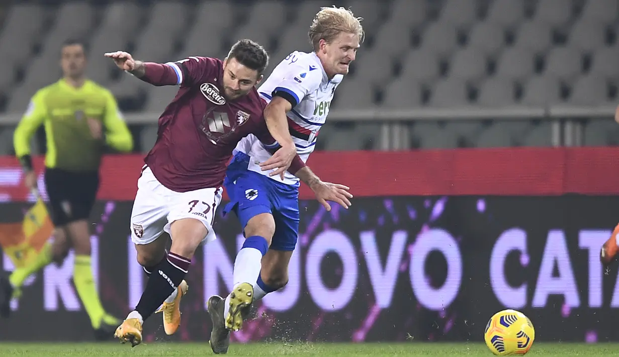 Gelandang Torino, Karol Linetty berusaha merebut bola saat menghadapi Sampdoria pada putaran kesembilan Liga Italia Serie A di stadion Olimpico Grande Torino, Selasa (1/12/2020) dini hari WIB. Torino diimbangi Sampdoria dengan skor 2-2. (Fabio Ferrari/LaPresse via AP)