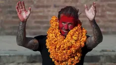 David Beckham melambai ke arah penggemarnya setelah selesai melakukan pertandingan amal untuk mengumpulkan dana bagi UNICEF di kota tua Bhaktapur, Nepal, Jumat (6/11). (REUTERS / Navesh Chitrakar)