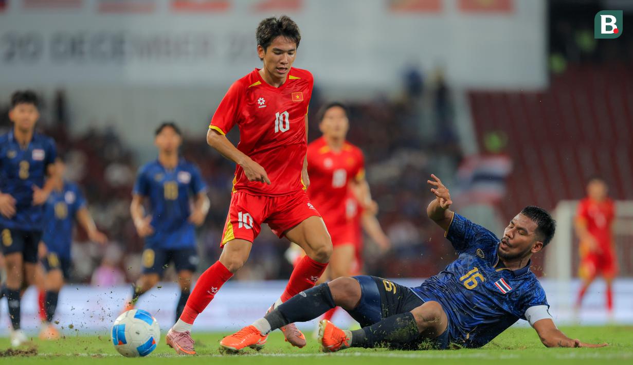 Duel antara pemain Timnas Vietnam U-22 dengan Thailand U-22 pada final cabang olahraga sepak bola putra SEA Games 2025 yang berlangsung di Stadion Rajamangala, Bangkok, Thailand, Kamis (18/12/2025). (Bola.com/Bagaskara Lazuardi)