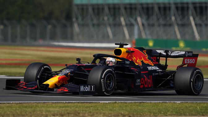 Pembalap Red Bull Max Verstappen mengemudikan mobilnya pada 70th Anniversary Formula 1 Grand Prix di Sirkuit Silverstone, Silverstone, Inggris, Minggu (9/8/2020). Max Verstappen sukses menjadi yang tercepat dalam F1 GP Silverstone 2020. (Will Oliver, Pool Photo via AP)
