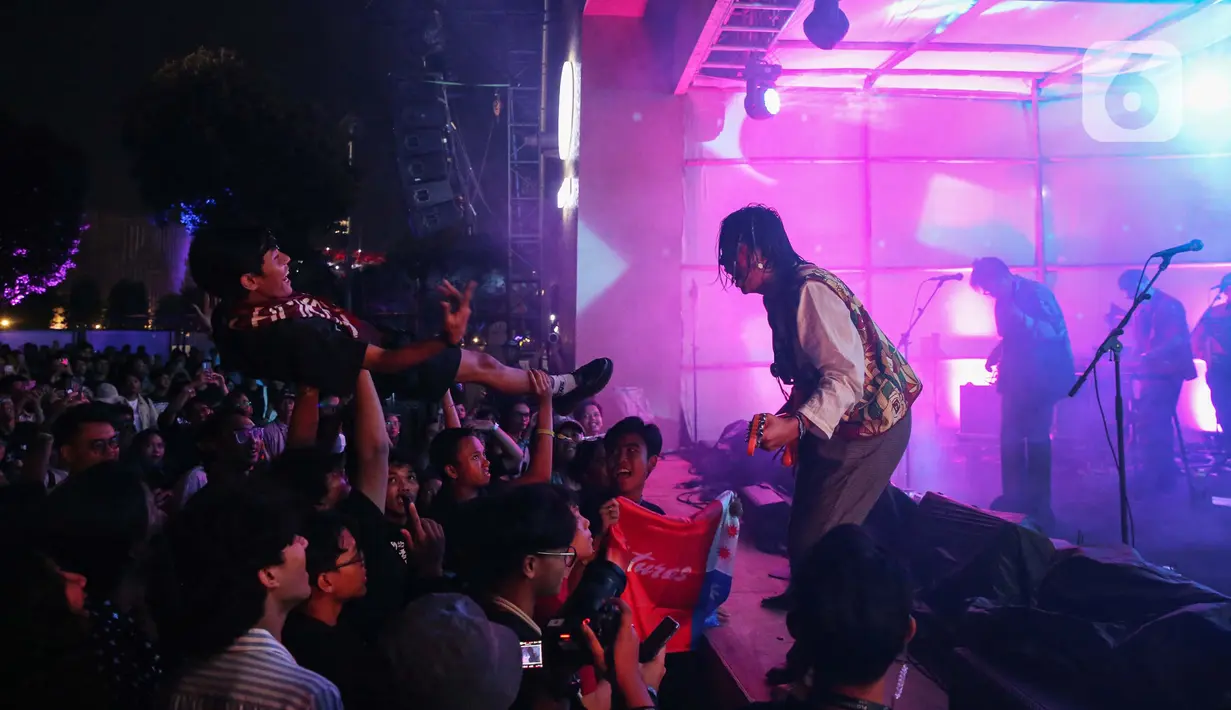 Penampilan The Panturas kali ini ditemani oleh Giriwangsa Tropical Unit sebagai band pengiring. (Liputan6.com/Angga Yuniar)