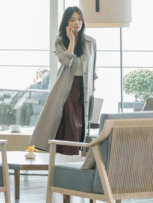 Gaya Song Hye Kyo bisa jadi inspirasi untuk pergi kantor. Seperi long outer dipadukan dengan inner strap sleeves putih, dengan bawahan flared skirt maroon berbahan kulit. Dok. Instagram Michaa