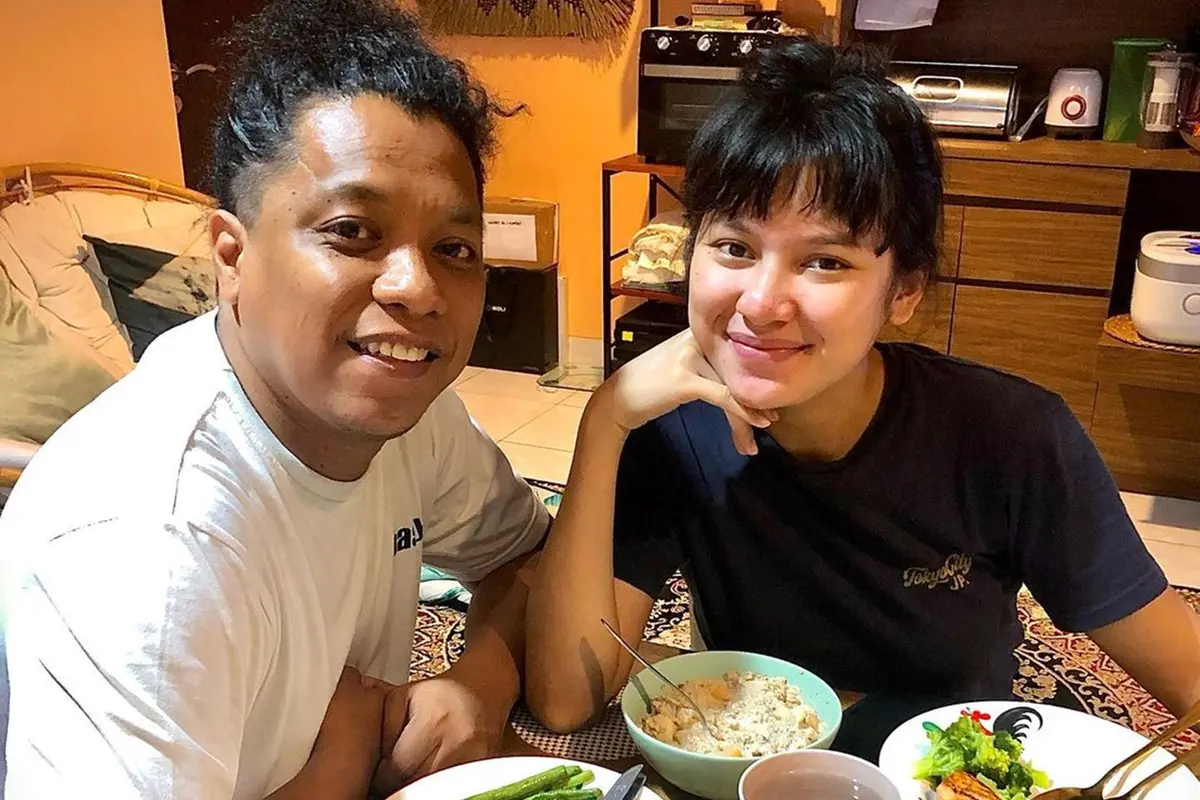 Kesederhanaan Rumah Tangga Arie Kriting dan Indah Permatasari, Makan Apa Adanya