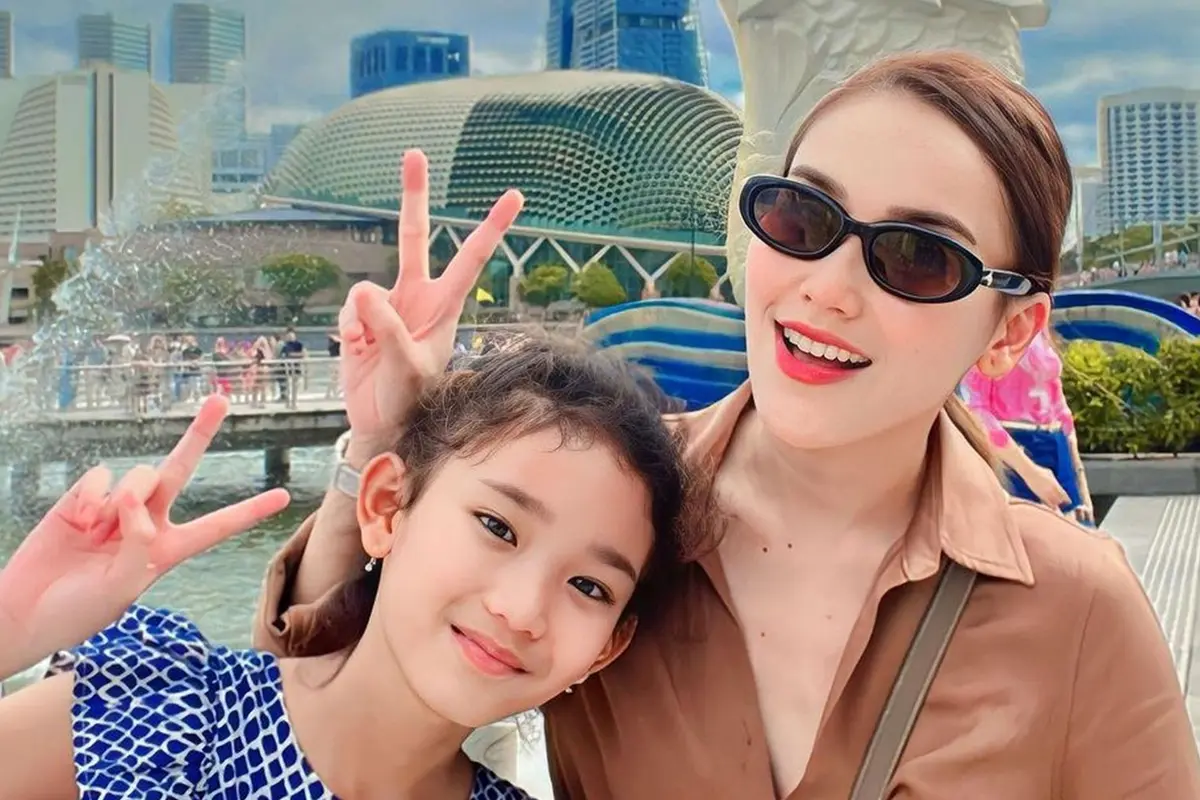 Momen Ayu Ting Ting Ajak Keluarga Liburan di Singapura, Seru Banget