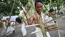Kelompok Sajinah Seniman Solo melakukan adegan pada pertunjukan berjudul 'Menuju Putih' di Taman Suropati, Jakarta, Rabu (23/12). Pertunjukan itu merupakan bentuk ekspresi seniman dalam mewujudkan cita-cita Indonesia (Liputan6.com/Immanuel Antonius)