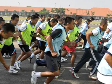 Citizen6, Surabaya: Menurut ketua panitia penerimaan yang juga Dirpers Kobangdikal Kolonel Laut (P) Samsul Rizal, total 386 orang Casis yang akan memperebutkan 320 kursi yang terbagi dalam Dikspespa Korps dan Dikspespa Profesi.  (Pengirim: Kobangdikal).