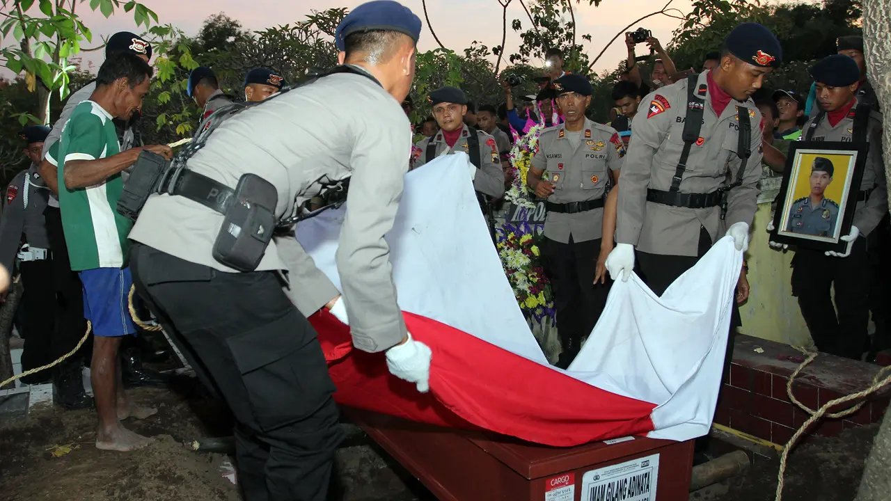 Jeritan Ibu Briptu Gilang Korban Bom Kampung Melayu di Pemakaman