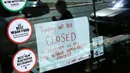 Stiker mendukung Sehari Tanpa Imigran tertempel di sebuah restoran yang tutup di Las Vegas, Kamis (16/2). Para Imigran di AS berdiam diri di rumah sebagai bentuk protes kebijakan Donald Trump yang ingin mendeportasi para imigran. (AP Photo/John Locher)