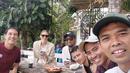 Tak sekedar mengunjungi tempat-tempat wisata, UAS juga mengajak pria kelahiran  Jakarta, 14 Agustus 1981 ini nongkrong dan ngopi di sebuah tempat yang sederhana. (Foto: Instagram/@ustadzabdulsomad_official)