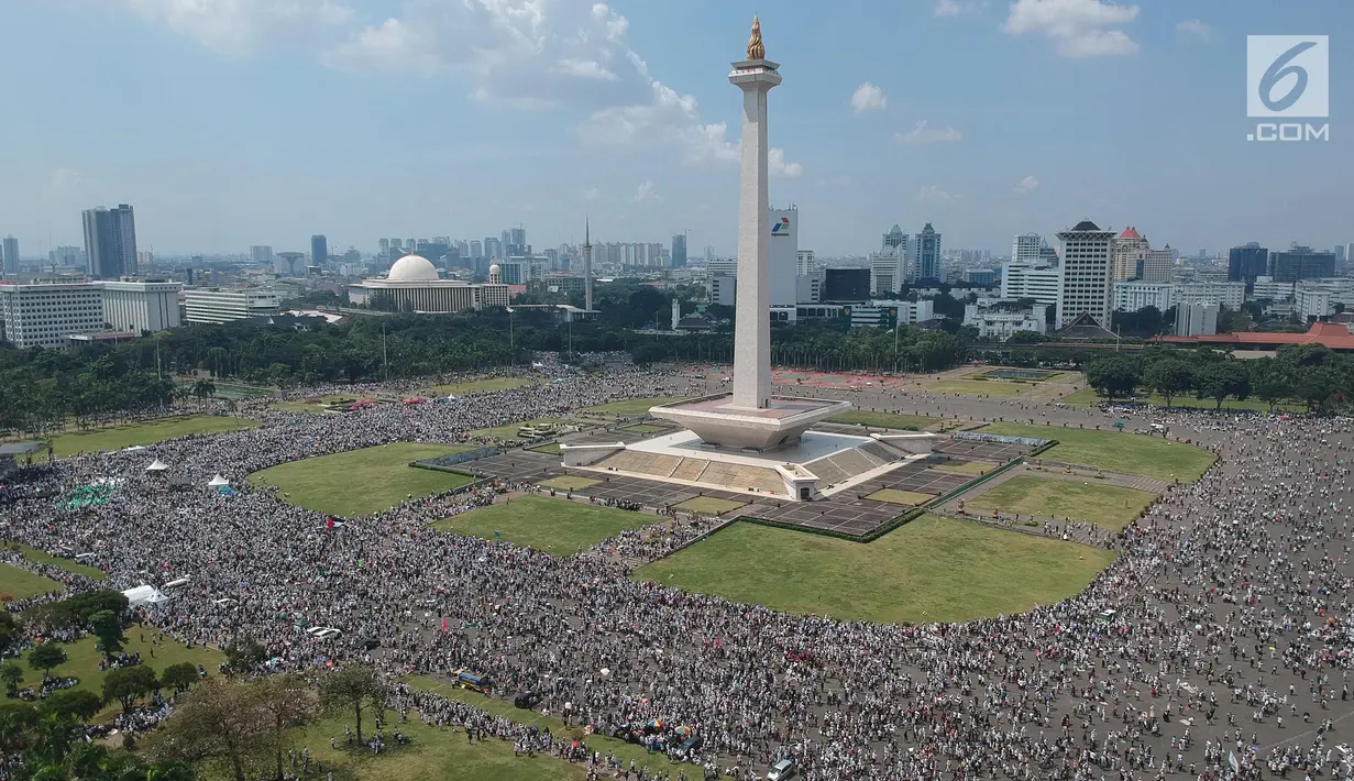Foto aerial umat muslim melaksanakan salat Jumat saat Aksi Bela Palestina di Kawasan Monas, Jakarta, Jumat (11/5). Aksi ini bertajuk Indonesia Bebaskan Al-Quds. (Liputan6.com/Arya Manggala)