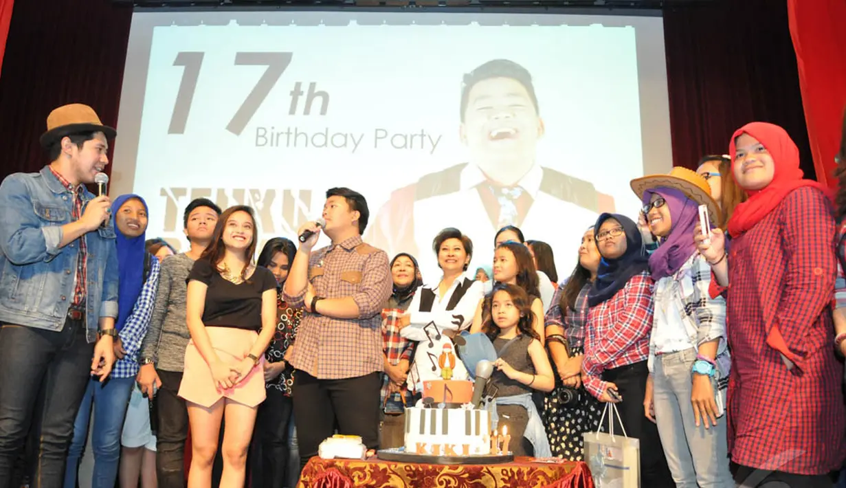 Bertajuk 'Birthday 17 th party Teuku Rizky; Dream It, Wish It, Do it', Kiki CJR merayakannya bersama ratusan penggemar, Jakarta, Minggu (4/1/2015). (Liputan6.com/Panji Diksana)