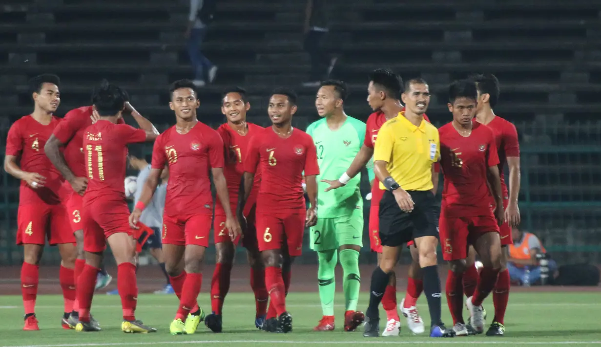 Para pemain Timnas Indonesia U-22 merayakan kemenangan atas Kamboja U-22 pada laga Piala AFF U-22  di Stadion National Olympic, Phnom Penh, Jumat (22/2). Indonesia menang 2-0 atas Kamboja. (Bola.com/Zulfirdaus Harahap)