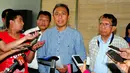 Ketua Komisi Banding M. Muhdar (tengah) memberi keterangan di kantor PSSI, Jakarta, Kamis (19/3). Komite Banding Pemilihan mengumumkan hasil banding bakal calon ketua, wakil ketua, dan calon anggota komisi eksekutif PSSI. (Liputan6.com/Yoppy Renato)