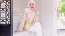 Pemilik nama lengkap Shadrina Zatulini Munaf ini juga sering membagikan gaya penampilannya di media sosial. Ia pun kerap mix and match pakaian dengan hijab yang tengah dikenakan. (Liputan6.com/IG/@ninazatulini22)