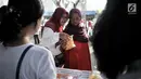 Petugas Badan Pengawasan Obat dan Makanan (BPOM) mensosialisasikan kepada warga jenis makanan dan produk kosmetik saat peringatan HUT ke-18 BPOM di Sarinah, MH Thamrin, Jakarta, Minggu (10/2). (Merdeka.com/Iqbal S. Nugroho)