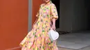 Nindy Ayunda tampil colorful dengan dress bermotif lemon dengan dasar warna pink. Dress ini memiliki aksen kerah dan bagian rok yang bertumpuk mempermanis keseluruhan penampilan Nindy. Nindy juga tampak memamerkan tasnya yang berbentuk hati berwarna putih dengan heels berbulu berwarna pink. [Foto: Instagram/nindyayunda]