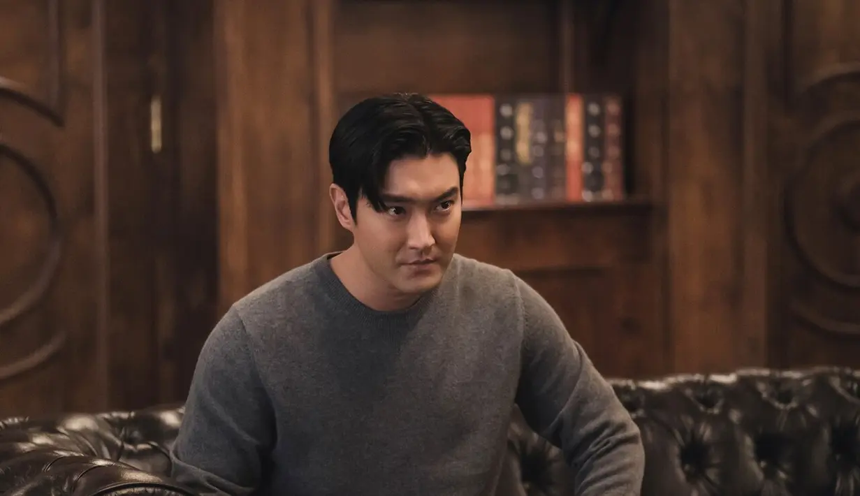 Choi Siwon akan memainkan peran chaebol generasi ketiga bernama Park Jin Tae yang terlahir dengan sendok perak. Park Jin Tae adalah anak kedua dari Tae Gang Group, sebuah perusahaan yang didirikan oleh kakeknya. (Foto: TVING)